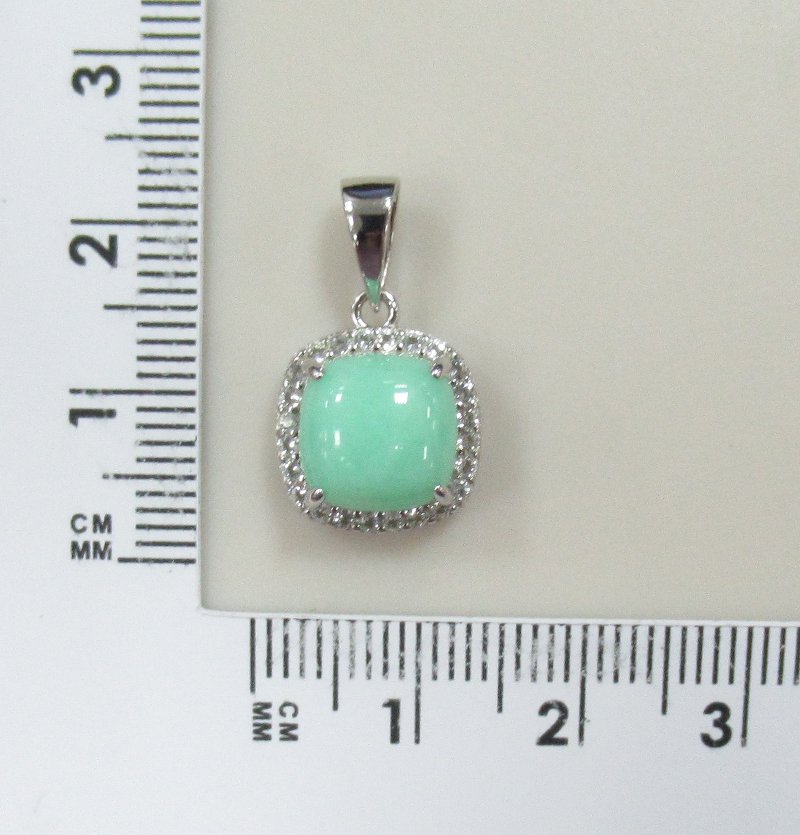 Серебряная подвеска с зеленым халцедоном